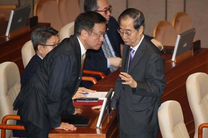 한덕수 국무총리와 최상목 경제부총리 겸 기획재정부장관이 5일 오전 서울 여의도 국회 본회의장에서 대화하고 있다. 2024.9.5/뉴스1 ⓒ News1 이광호 기자