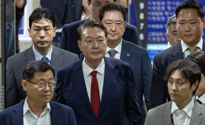 [서울=뉴시스] 사진공동취재단 = 윤석열 전 대통령이 9일 서울 서초구 서울중앙지법에서 열린 직권남용 등 혐의 영장실질심사(구속 전 피의자 심문)를 마친 뒤 대기 장소인 서울구치소로 이동하기 위해 법원을 나서고 있다. 12·3 비상계엄 사태의 '정점'으로 조은석 특별검사가 이끄는 내란 특검팀에 구속영장이 청구된 윤 전 대통령은 지난 1월 18일 내란우두머리 등 혐의 영장실질심사를 받은 지 172일 만에 재구속 기로에 서게 됐다. 2025.07.09. photo@newsis.com