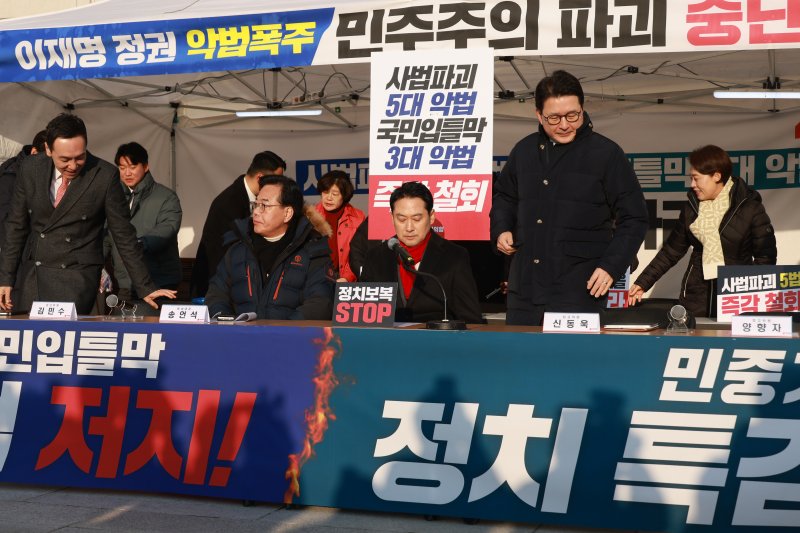 [서울=뉴시스] 고승민 기자 = 국민의힘 장동혁 대표와 송언석 원내대표가 15일 서울 여의도 국회 본관에 마련된 천막에서 열린 최고위원회의에 참석하고 있다. 2025.12.15. kkssmm99@newsis.com