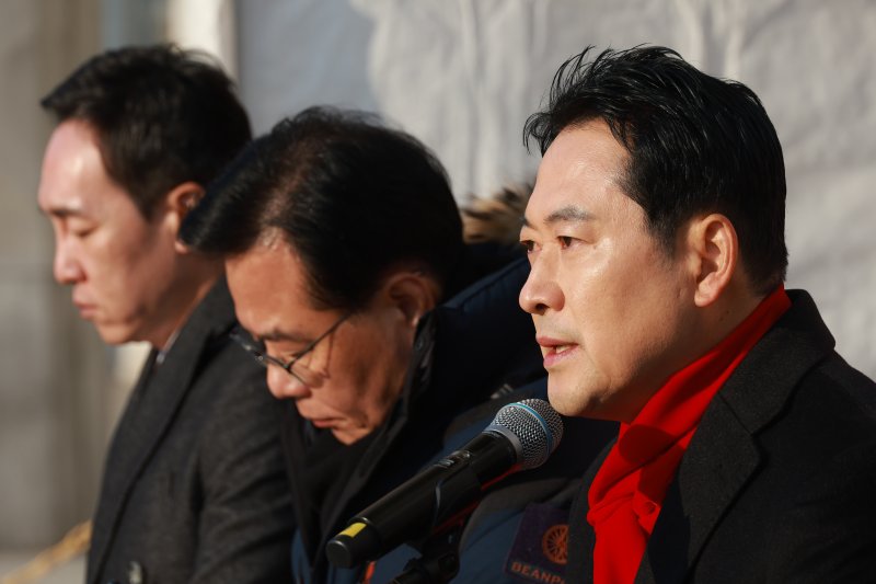 [서울=뉴시스] 고승민 기자 = 장동혁 국민의힘 대표가 15일 서울 여의도 국회 본관에 마련된 천막에서 열린 최고위원회의에서 발언하고 있다. 2025.12.15. kkssmm99@newsis.com