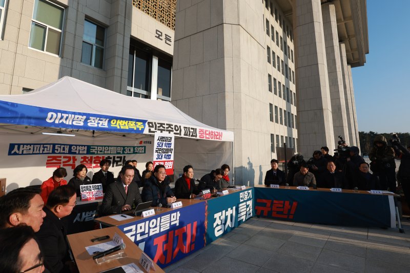 [서울=뉴시스] 고승민 기자 = 장동혁 국민의힘 대표가 15일 서울 여의도 국회 본관에 마련된 천막에서 열린 최고위원회의에서 발언하고 있다. 2025.12.15. kkssmm99@newsis.com