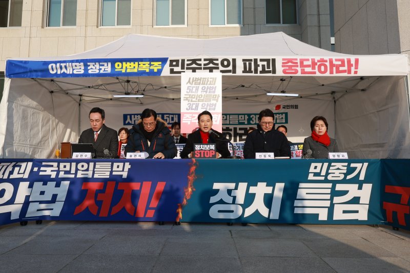 [서울=뉴시스] 고승민 기자 = 장동혁 국민의힘 대표가 15일 서울 여의도 국회 본관에 마련된 천막에서 열린 최고위원회의에서 발언하고 있다. 2025.12.15. kkssmm99@newsis.com