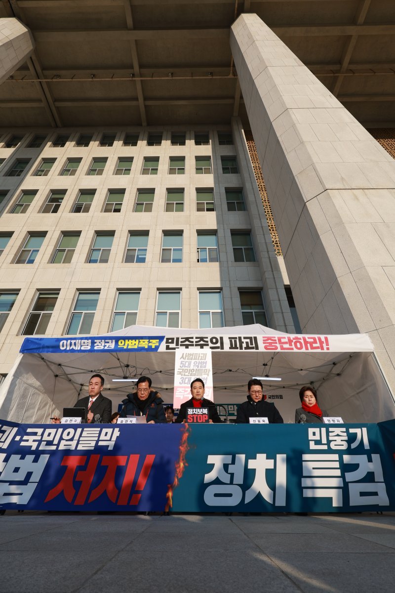 [서울=뉴시스] 고승민 기자 = 장동혁 국민의힘 대표가 15일 서울 여의도 국회 본관에 마련된 천막에서 열린 최고위원회의에서 발언하고 있다. 2025.12.15. kkssmm99@newsis.com