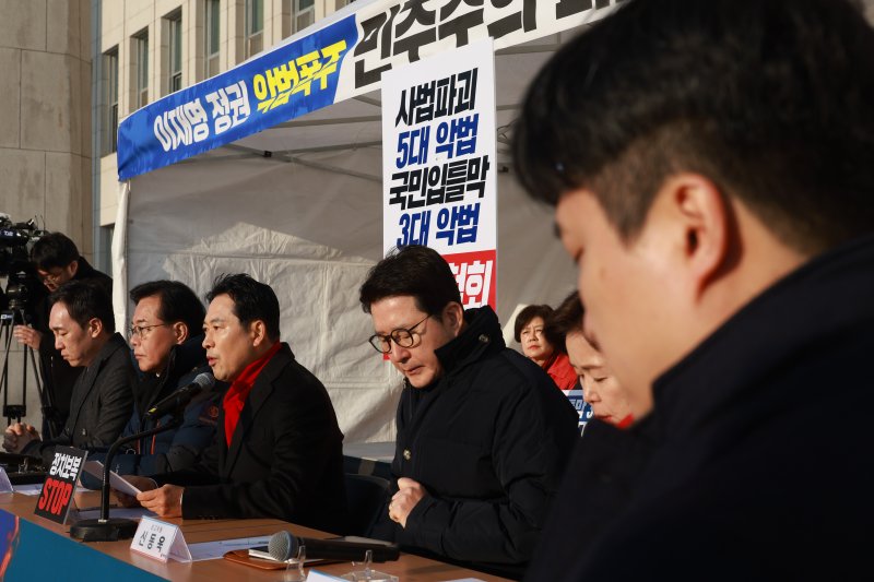 [서울=뉴시스] 고승민 기자 = 장동혁 국민의힘 대표가 15일 서울 여의도 국회 본관에 마련된 천막에서 열린 최고위원회의에서 발언하고 있다. 2025.12.15. kkssmm99@newsis.com