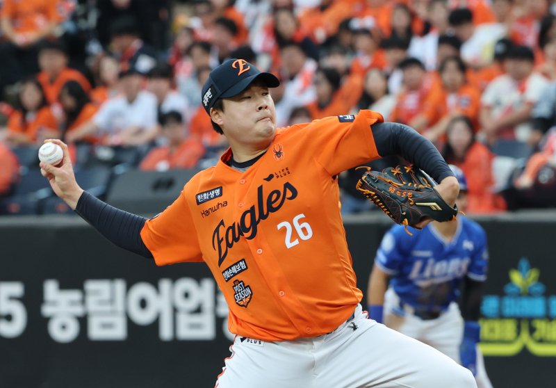 19일 대전 한화생명볼파크 열린 프로야구 2025 신한 SOL뱅크 KBO 플레이오프 2차전 삼성 라이온즈와 한화 이글스의 경기에서 교체 투입된 한화 한승혁이 역투하고 있다. 2025.10.19/뉴스1 ⓒ News1 김기태 기자