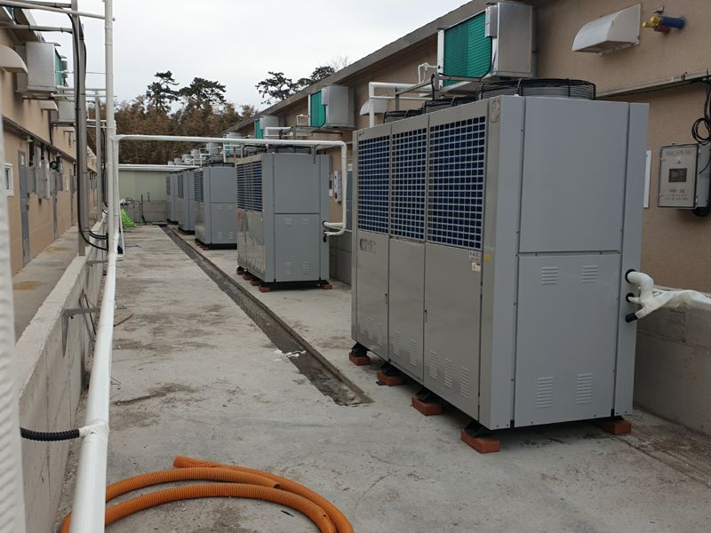 전남도가 축산농가의 노동력 부담을 줄이고, 생산성과 경쟁력을 높이기 위해 오는 26일까지 시·군 읍·면·동에서 '2026년 스마트 축산 패키지 보급 사업'에 참여할 농가를 모집한다. 사진은 양돈농가에 설치된 냉방기. 전남도 제공