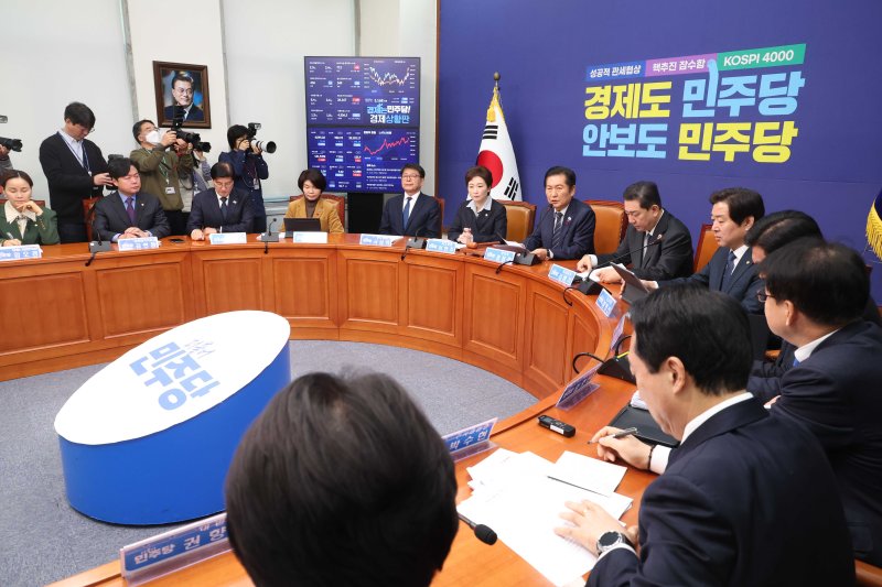 [서울=뉴시스] 조성봉 기자 = 정청래 더불어민주당 대표가 15일 오전 서울 여의도 국회에서 열린 최고위원회의에서 발언을 하고 있다. 2025.12.15. suncho21@newsis.com