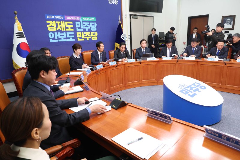 [서울=뉴시스] 조성봉 기자 = 정청래 더불어민주당 대표가 15일 오전 서울 여의도 국회에서 열린 최고위원회의에서 발언을 하고 있다. 2025.12.15. suncho21@newsis.com