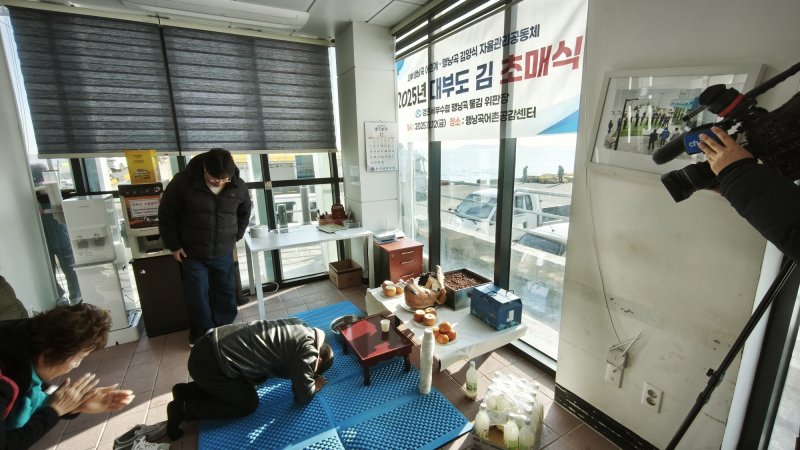 [안산=뉴시스]안산시와 경인서부수협 관계자들이 12일 행낭곡항에서 김 풍작과 어업인의 무사 안녕을 위한 ‘2025년산 햇김 초매식’ 기원제를 진행하고 있다.(사진=안산시 제공)2025.12.15.photo@newsis.com *재판매 및 DB 금지