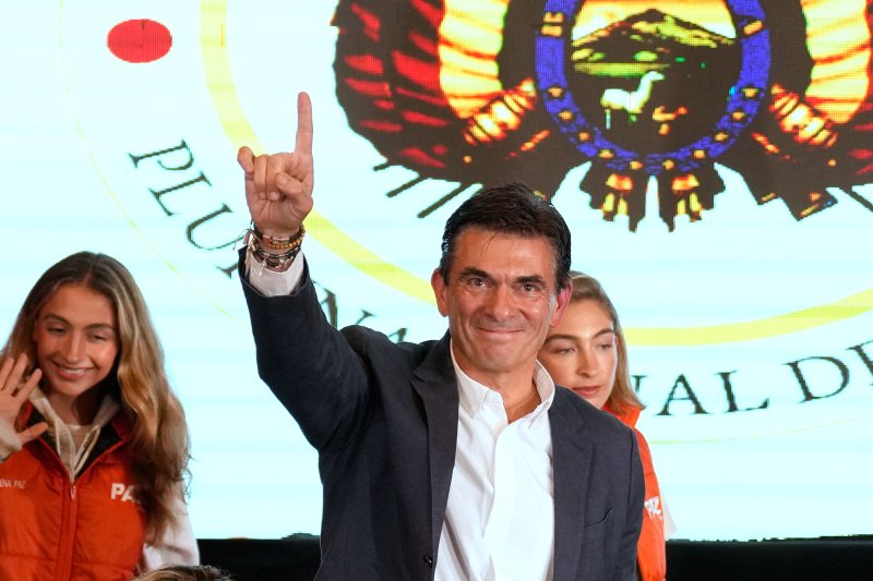 [라파스=AP/뉴시스] 지난 10월 19일(현지 시간) 볼리비아 수도 라파스에서 로드리고 파스 대통령 당선인이 지지자들을 향해 손짓하고 있다. 2025.12.15.