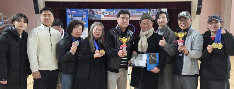 [서울=뉴시스] 상명대 대학원 디지털이미지학과 학생 및 교수들이 'AI로봇융합 스포드론 대회'에서 우승을 차지한 뒤 기념사진을 촬영하고 있다. (사진=상명대 제공) 2025.12.15. photo@newsis.com *재판매 및 DB 금지