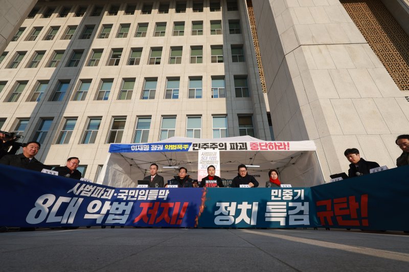 [서울=뉴시스] 고승민 기자 = 장동혁 국민의힘 대표가 15일 서울 여의도 국회 본관에 마련된 천막에서 열린 최고위원회의에서 발언하고 있다. 2025.12.15. kkssmm99@newsis.com