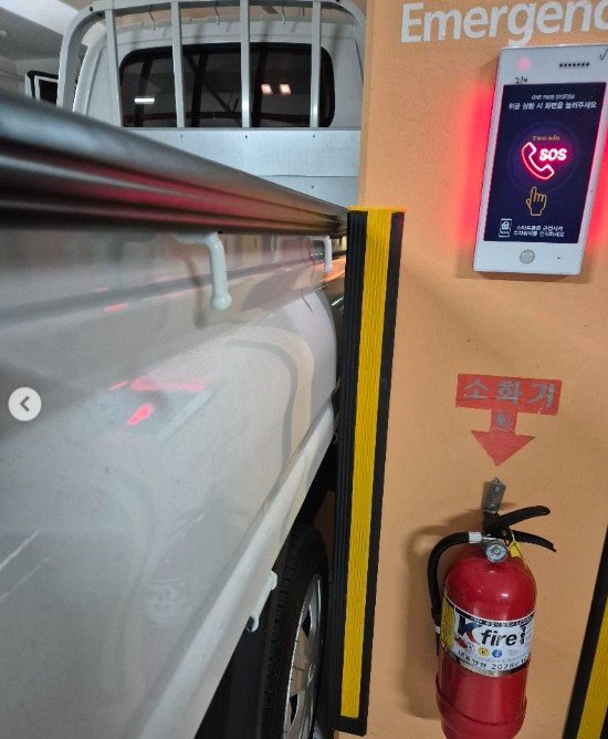 [뉴시스]트럭이 주차장 기둥에 닿을 정도로 가까이 주차돼 있다. (사진 = 보배드림 캡처) *재판매 및 DB 금지