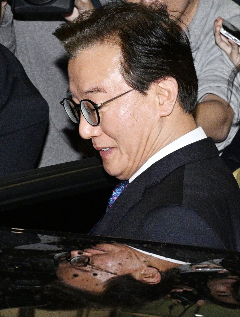 [인천공항=뉴시스] 조성우 기자 = 통일교로부터 금품을 수수했다는 의혹이 제기된 전재수 해양수산부 장관이 11일 오전 인천국제공항 제2여객터미널을 통해 귀국한 뒤 차량에 타고 있다.전 장관은 "장관직을 내려놓고 당당하게 응하는 것이 공직자로서 해야 할 처신"이라며 "단호하게, 명백하게, 아주 강하게 의혹이 전혀 사실무근이라는 말씀을 다시 분명히 드린다"고 밝혔다. (공동취재) 2025.12.11. photo@newsis.com