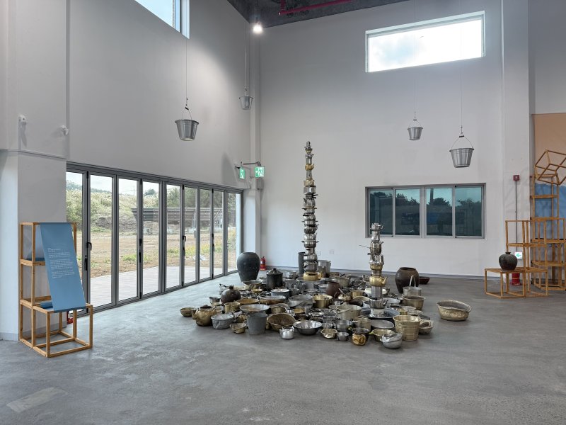 [제주=뉴시스] 제주시 우도 내 소섬문화공간 '담수리' 상설전시 '물의 기억: 다시 흐르다'에 내걸린 이승수 작가의 작품 '받는 사람들'. (사진=제주문화예술재단 제공) 2025.12.15. photo@newsis.com *재판매 및 DB 금지