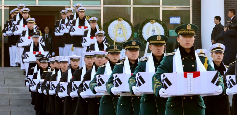 지난 15일 서울 동작구 서울현충원 현충관에서 열린 6.25 전사자 발굴 유해 합동봉안식에서 국군의장대가 영현을 봉송하고 있다. 연합뉴스