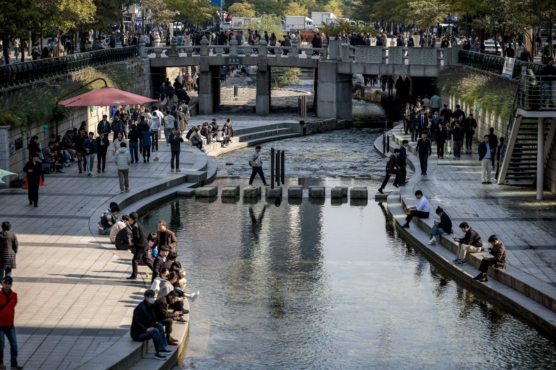 [서울=뉴시스] 정병혁 기자 = 지난달 4일 서울 중구 청계천에서 시민들이 휴식을 취하고 있는 모습. 2025.11.04. jhope@newsis.com