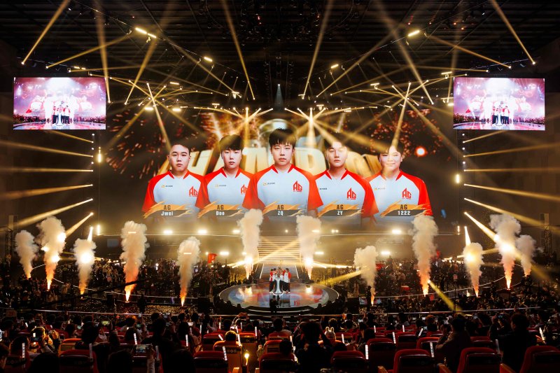 [서울=뉴시스] 스마일게이트 엔터테인먼트가 주최하는 'CFS 2025 그랜드 파이널'에서 중국의 '올 게이머스'가 필리핀 '팀 스탈리온'을 세트 스코어 3 대 1로 꺾고 최종 우승을 차지했다. (사진=스마일게이트 제공) *재판매 및 DB 금지