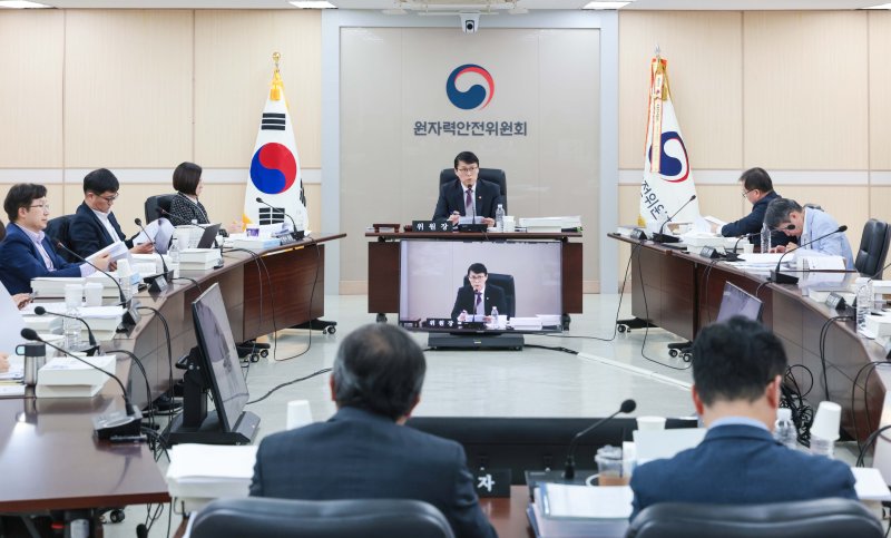 [서울=뉴시스] 최원호 원자력안전위원회 위원장이 13일 서울 중구 원자력안전위원회 대회의실에서 회의를 진행하고 있다. (사진=원자력안전위원회 제공) 2025.11.13. photo@newsis.com *재판매 및 DB 금지