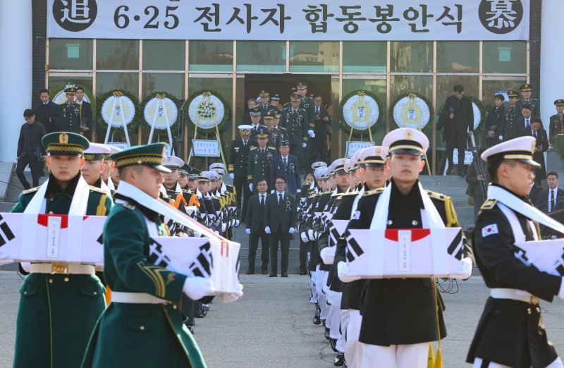김민석 국무총리가 15일 서울 동작구 서울현충원 현충관에서 열린 6·25 전사자 발굴유해 합동봉안식에서 영현 봉송을 따르고 있다. 연합뉴스