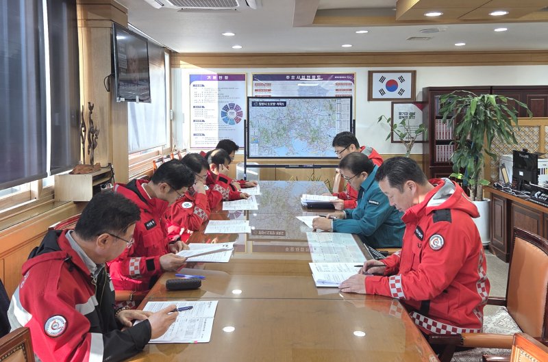 [창원=뉴시스] 강경국 기자 = 장금용 경남 창원시장 권한대행이 15일 5개 구청장이 참석한 가운데 산불방지 종합대책 추진 사항을 점검하고 있다. (사진=창원시청 제공). 2025.12.15. photo@newsis.com *재판매 및 DB 금지