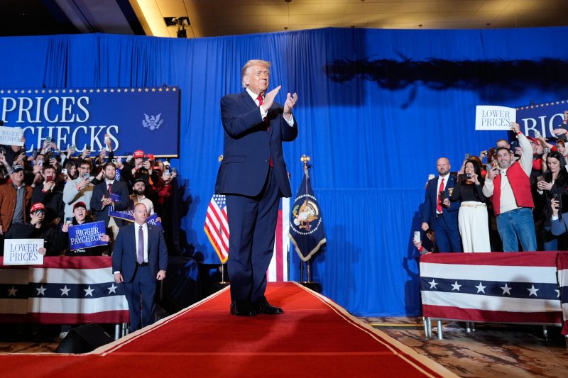 [마운트 포코노=AP/뉴시스] 도널드 트럼프 미국 대통령이 지난 9일(현지 시간) 미 펜실베이니아주 마운트 포코노의 마운트에어리 카지노 리조트에 도착해 지지자들에게 인사하고 있다. 트럼프 대통령은 인플레이션 우려 등 경제 불안에 대한 유권자들의 불만을 완화하기 위해 국내 순회 일정을 재개했다. 2025.12.15.