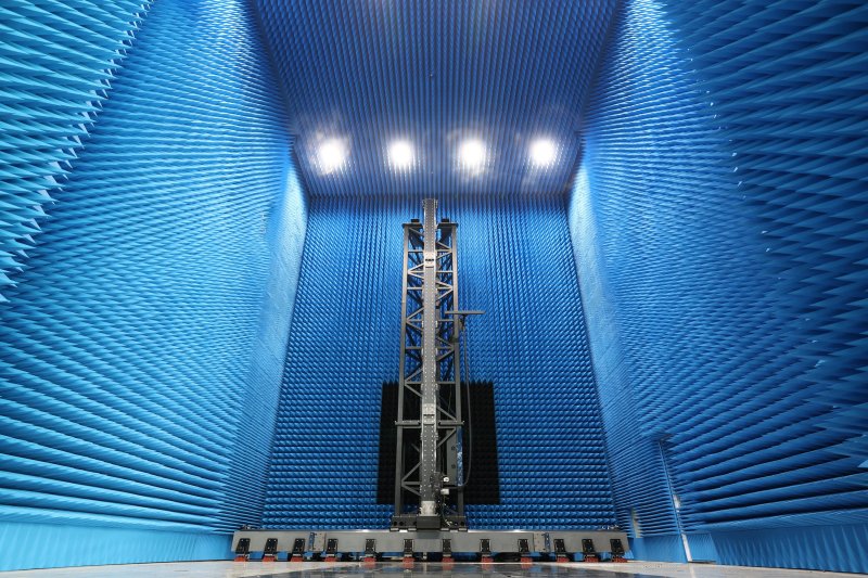 [서울=뉴시스] 한화시스템 구미사업장 제조동에 위치한 근접전계시험장(챔버). (사진=한화시스템 제공) 2025.12.15. photo@newsis.com *재판매 및 DB 금지