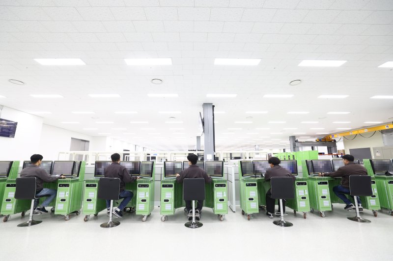 [서울=뉴시스] 한화시스템 직원들이 울산급 배치(Batch)-III 전투체계(CMS)의 함정 탑재 전 사전 시험을 하고 있다. (사진=한화시스템 제공) 2025.12.15. photo@newsis.com *재판매 및 DB 금지