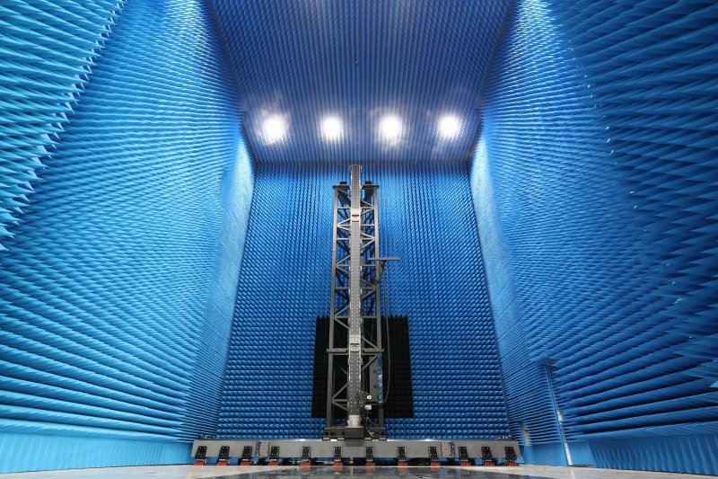 한화시스템 구미사업장 제조동에 위치한 근접전계시험장(챔버). (한화시스템 제공)