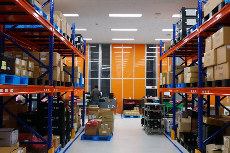 한화시스템 제조동에 위치한 약 700평 규모의 자재관리실. (한화시스템 제공)