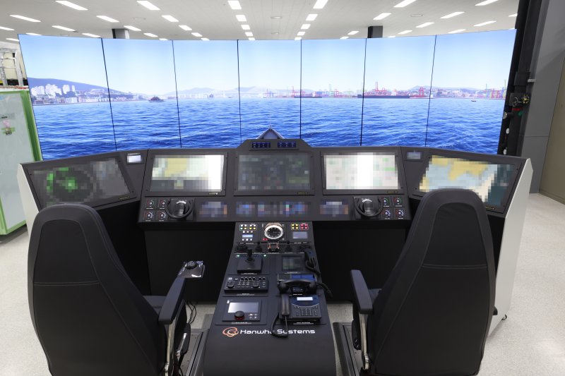 한화시스템의 콕핏형 통합함교체계(IBS). (한화시스템 제공)