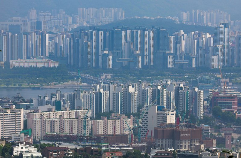 [서울=뉴시스] 정병혁 기자 = 27일 서울 중구 남산에서 서울시내 아파트가 보이고 있다. 2025.06.27. jhope@newsis.com