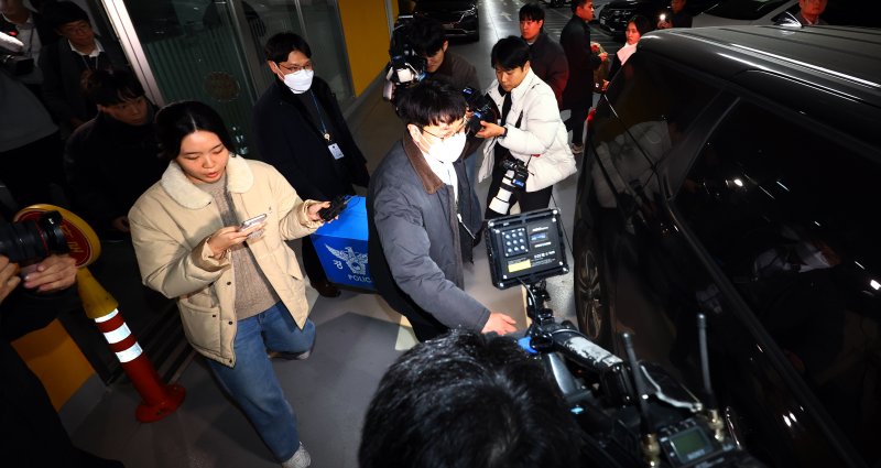 [서울=뉴시스] 박주성 기자 = 쿠팡 개인정보 유출 사고와 관련해 압수수색에 들어간 경찰이 9일 오후 서울 송파구 쿠팡 본사에서 압수수색 물품을 들고 나오고 있다. 2025.12.09. park7691@newsis.com