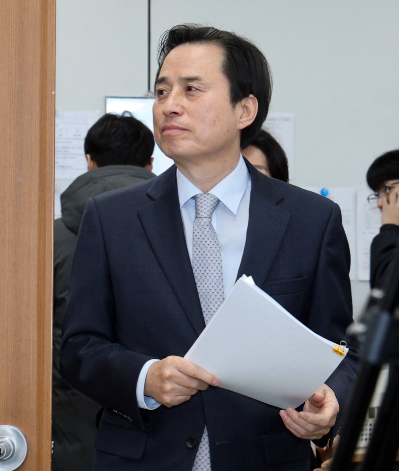 [서울=뉴시스] 이영환 기자 = 조은석 내란특검이 15일 오전 서울 서초구 서울고등검찰청에 마련된 내란특검에서 열린 12·3 비상계엄 관련 내란·외환 혐의 수사 결과를 발표에 참석하고 있다. (공동취재) 2025.12.15. photo@newsis.com