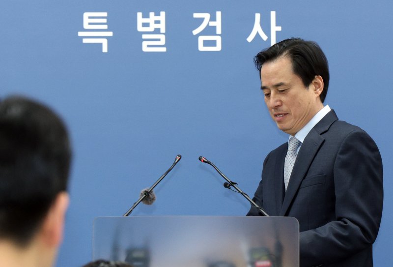 [서울=뉴시스] 이영환 기자 = 조은석 내란특검이 15일 오전 서울 서초구 서울고등검찰청에 마련된 내란특검에서 열린 12·3 비상계엄 관련 내란·외환 혐의 수사 결과를 발표에 참석하고 있다. (공동취재) 2025.12.15. photo@newsis.com