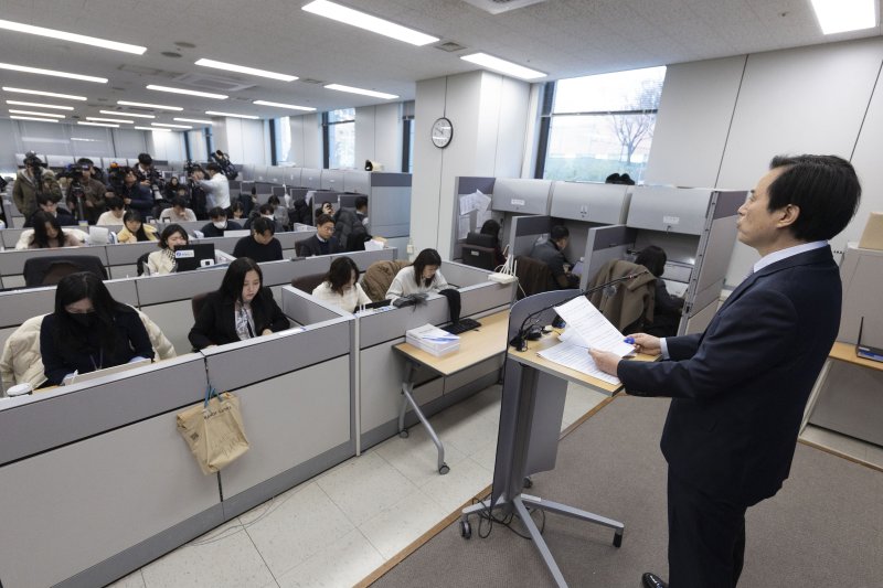 [서울=뉴시스] 이영환 기자 = 조은석 내란특검이 15일 오전 서울 서초구 서울고등검찰청에 마련된 내란특검에서 12·3 비상계엄 관련 내란·외환 혐의 수사 결과를 발표하고 있다. (공동취재) 2025.12.15. photo@newsis.com