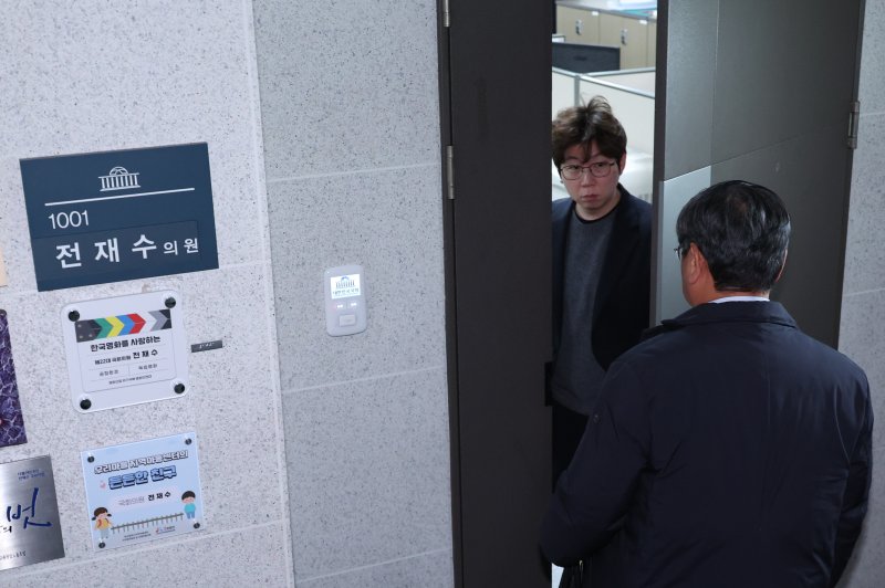 [서울=뉴시스] 김금보 기자 = 경찰이 통일교 금품 수수 의혹 관련자들에 대한 강제수사에 나섰다. 15일 압수수색영장 집행 시도 중인 서울 여의도 국회 의원회관 전재수 더불어민주당 의원실로 법률대리인이 들어가고 있다. 2025.12.15. kgb@newsis.com