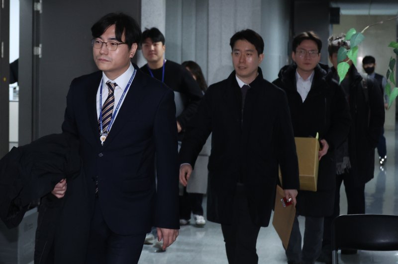 [서울=뉴시스] 김금보 기자 = 경찰이 15일 서울 여의도 국회 의원회관에서 통일교 금품 수수 의혹을 받는 전재수 더불어민주당 의원 사무실로 압수수색을 하기 위해 들어가고 있다. 2025.12.15. kgb@newsis.com