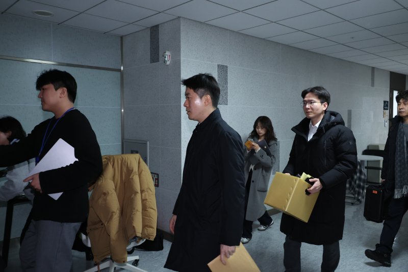 [서울=뉴시스] 김금보 기자 = 경찰이 15일 서울 여의도 국회 의원회관에서 통일교 금품 수수 의혹을 받는 전재수 더불어민주당 의원 사무실로 압수수색을 하기 위해 들어가고 있다. 2025.12.15. kgb@newsis.com