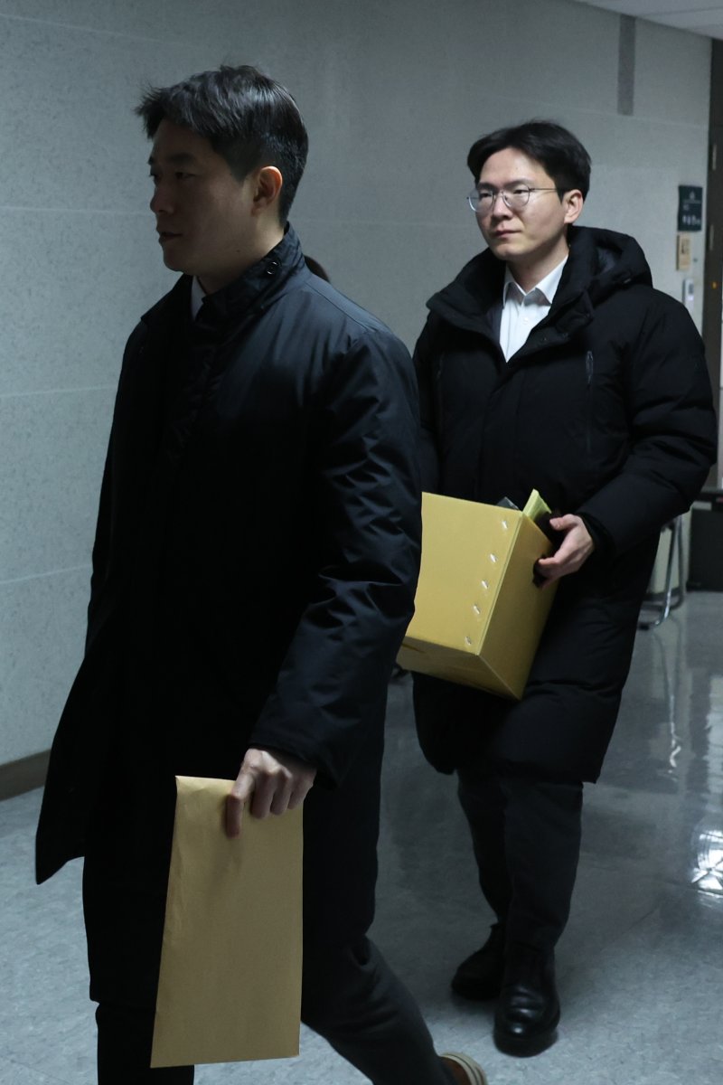 [서울=뉴시스] 김금보 기자 = 경찰이 15일 서울 여의도 국회 의원회관에서 통일교 금품 수수 의혹을 받는 전재수 더불어민주당 의원 사무실로 압수수색을 하기 위해 들어가고 있다. 2025.12.15. kgb@newsis.com