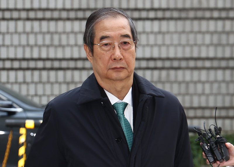 윤석열 전 대통령의 12·3 비상계엄을 적극적으로 말리지 않은 혐의로 재판에 넘겨진 한덕수 전 국무총리가 26일 오전 서울 서초구 서울중앙지방법원에서 열린 내란 우두머리 방조, 내란 중요임무 종사 등 혐의 사건 1심 결심 공판에 출석하고 있다. 2025.11.26/뉴스1 ⓒ News1 김민지 기자