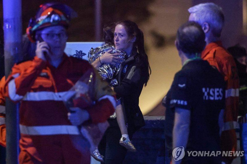 총기난사 사건 현장에서 아이를 안고 있는 한 여성 (출처=연합뉴스)