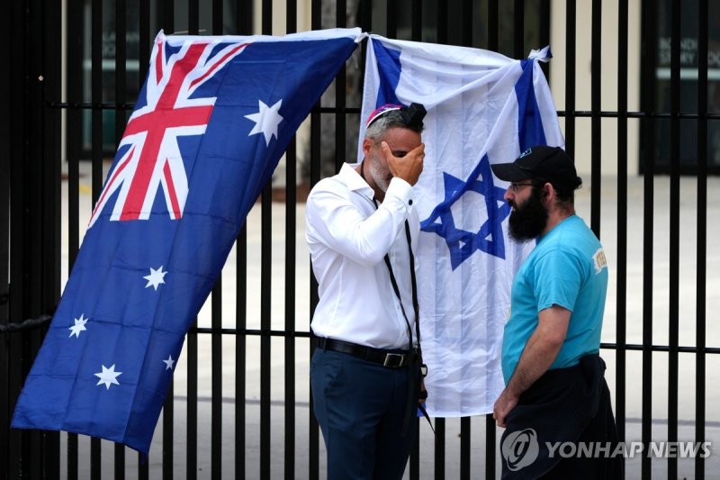 호주 본다이 해변에서 발생한 총격 사건 다음날인 15일 슬픔에 잠긴 호주 유대인 연맹 집행위원회 관계자 (출처=연합뉴스)