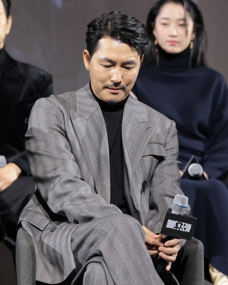 배우 정우성이 15일 서울 강남구 그랜드 인터컨티넨탈 파르나스에서 진행된 디즈니+ 오리지널 시리즈 '메이드 인 코리아' 제작발표회에 참석해 가족관계 변화에 대한 질문을 받고 있다. ⓒ News1 권현진 기자