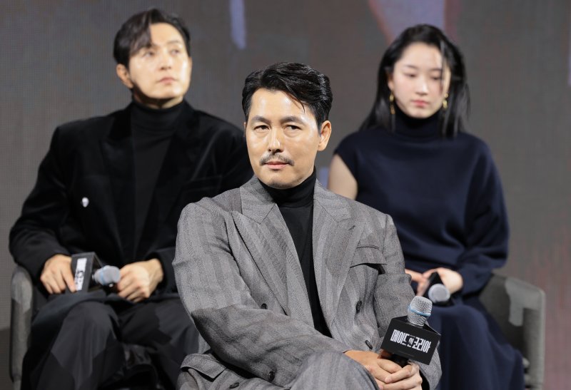 배우 정우성이 15일 서울 강남구 그랜드 인터컨티넨탈 파르나스에서 진행된 디즈니+ 오리지널 시리즈 '메이드 인 코리아' 제작발표회에 참석해 가족관계 변화에 대한 질문을 듣고 있다. ⓒ News1 권현진 기자