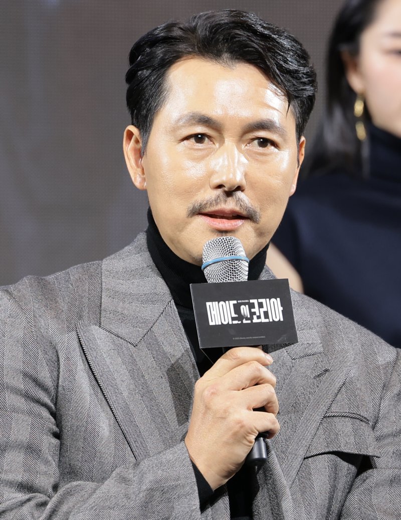 배우 정우성이 15일 서울 강남구 그랜드 인터컨티넨탈 파르나스에서 진행된 디즈니+ 오리지널 시리즈 '메이드 인 코리아' 제작발표회에 참석해 가족관계 변화에 대한 질문에 답하고 있다. ⓒ News1 권현진 기자