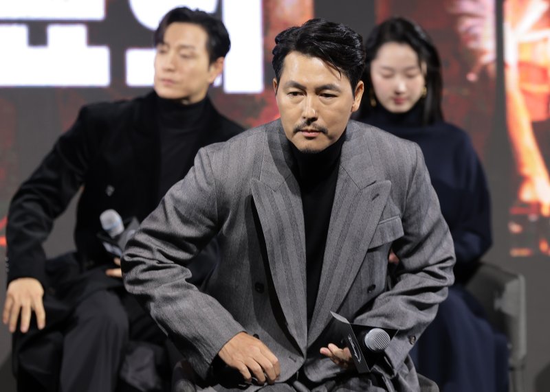 배우 정우성이 15일 서울 강남구 그랜드 인터컨티넨탈 파르나스에서 진행된 디즈니+ 오리지널 시리즈 '메이드 인 코리아' 제작발표회에 참석해 의자에 앉고 있다. ⓒ News1 권현진 기자