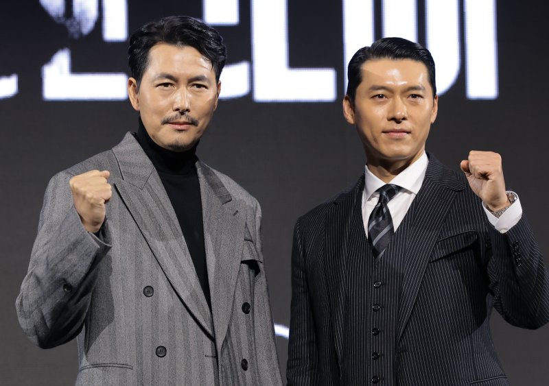 배우 현빈과 정우성(오른쪽)이 15일 서울 강남구 그랜드 인터컨티넨탈 파르나스에서 진행된 디즈니+ 오리지널 시리즈 '메이드 인 코리아' 제작발표회에 참석해 파이팅을 외치고 있다. ⓒ News1 권현진 기자