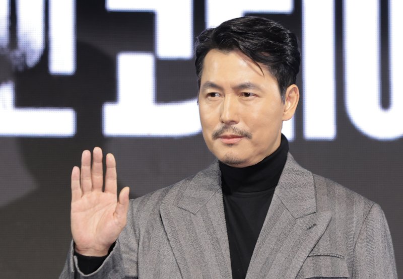 배우 정우성이 15일 서울 강남구 그랜드 인터컨티넨탈 파르나스에서 진행된 디즈니+ 오리지널 시리즈 '메이드 인 코리아' 제작발표회에 참석해 손 인사를 하고 있다. ⓒ News1 권현진 기자