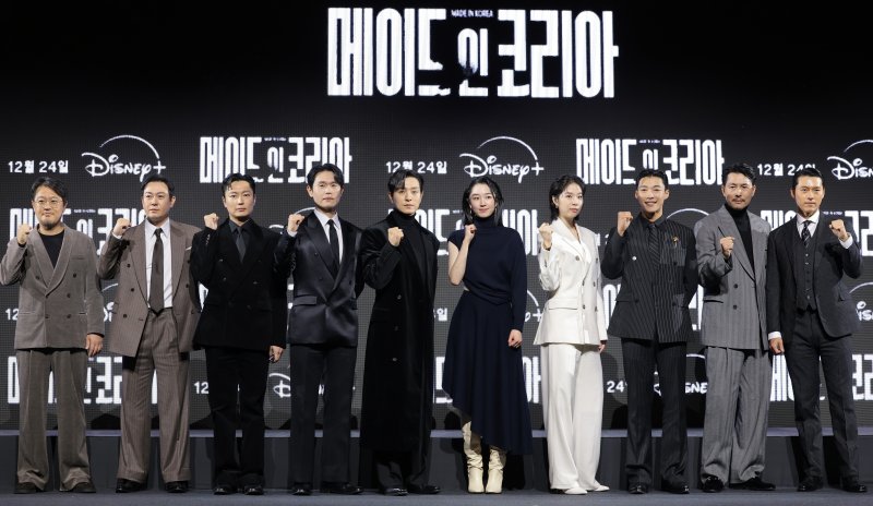 우민호 감독(왼쪽부터)과 배우 박용우, 노재원, 강길우, 정성일, 원지안, 서은수, 우도환, 정우성, 현빈이이 15일 서울 강남구 그랜드 인터컨티넨탈 파르나스에서 진행된 디즈니+ 오리지널 시리즈 '메이드 인 코리아' 제작발표회에 참석해 포즈를 취하고 있다. ⓒ News1 권현진 기자